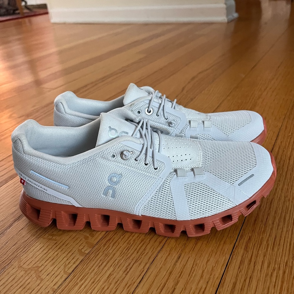 On Cloud (OC) white sneakers. Almost new. Size 8.